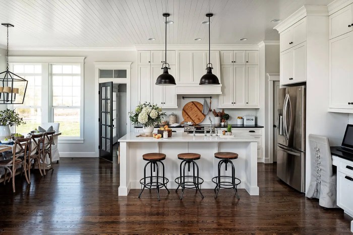 What is in style for farmhouse decor